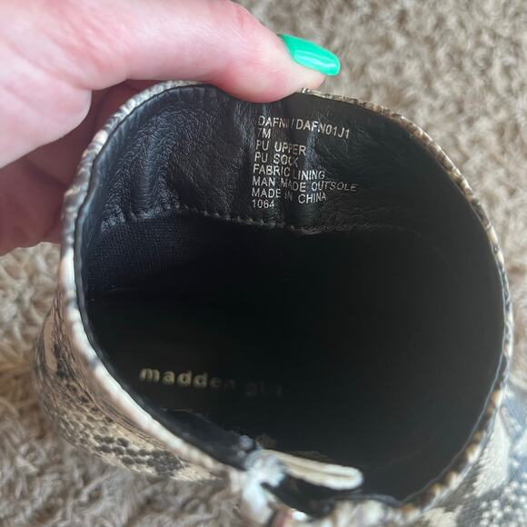 Madden Girl Cream / Black Snake Pattern Heeled Pointed Toe Ankle Boot Size 7M - Picture 5 of 7